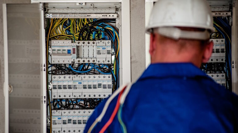 wykonanie instalacji elektrycznych